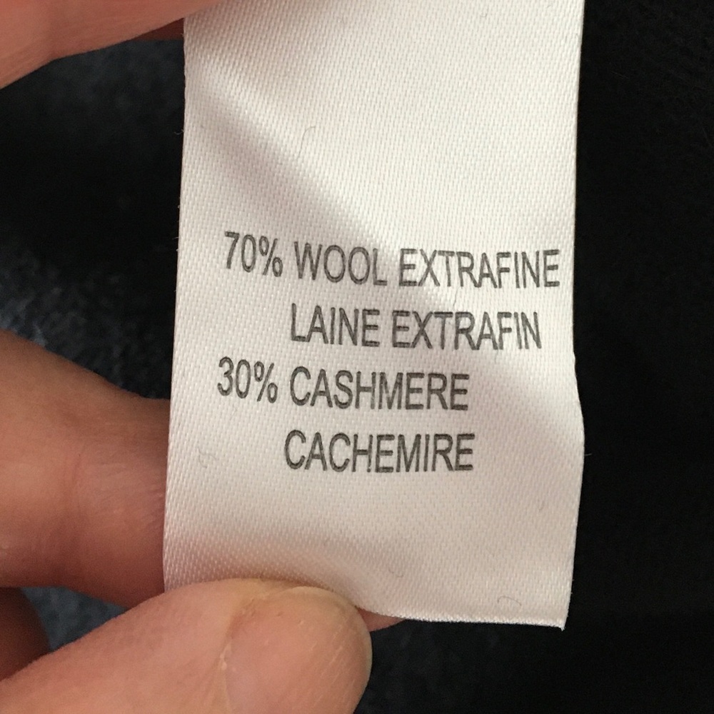 Black turtleneck, Medium, 70wool/30 cashmere, made in Italie, Tags in. 38W 29L